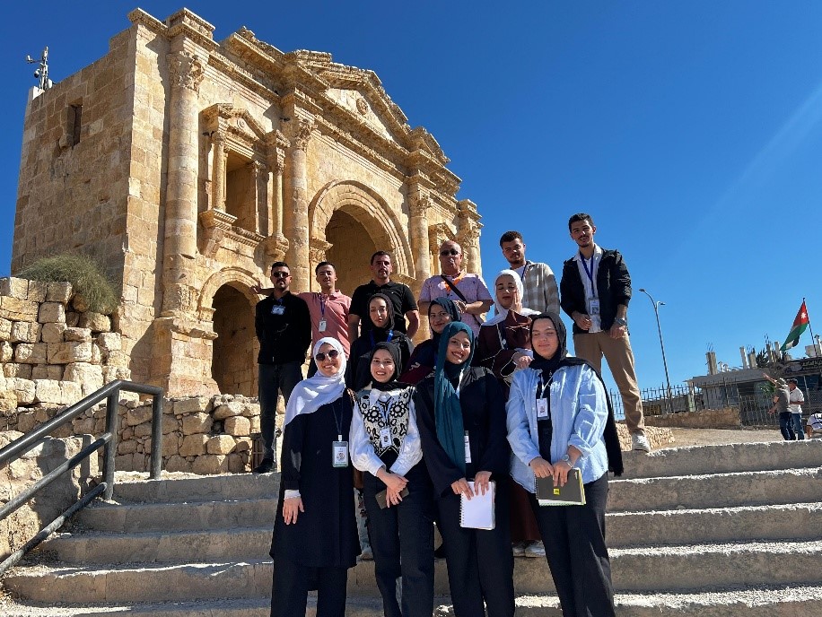 طلاب كلية السياحة والفنادق بجامعة اليرموك يزورون موقع جرش الأثري ضمن برنامج التدريب الميداني في الإرشاد السياحي